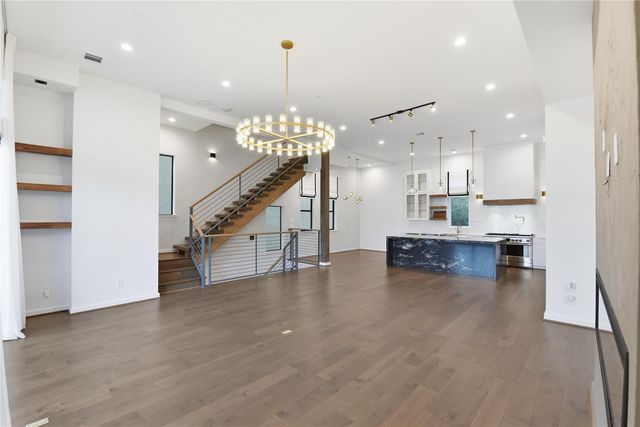 529 Memorial Heights Drive, Houston, TX 77007