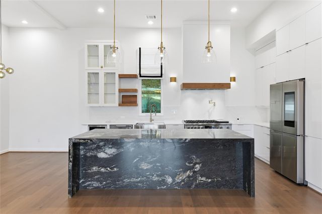 529 Memorial Heights Drive, Houston, TX 77007