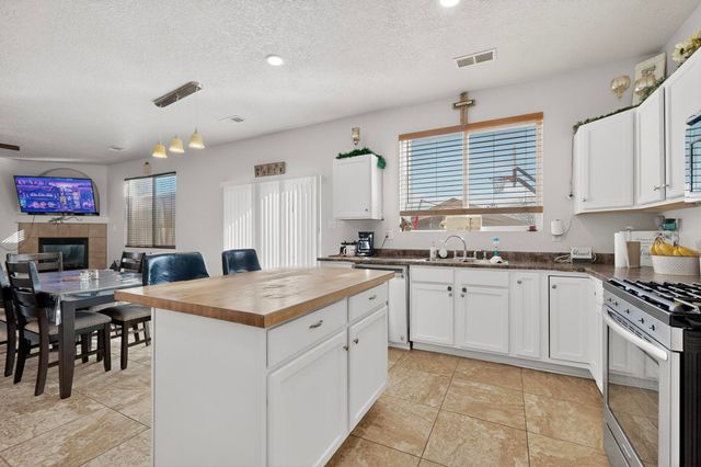 720 Rain Lily Road SW, Los Lunas, NM 87031