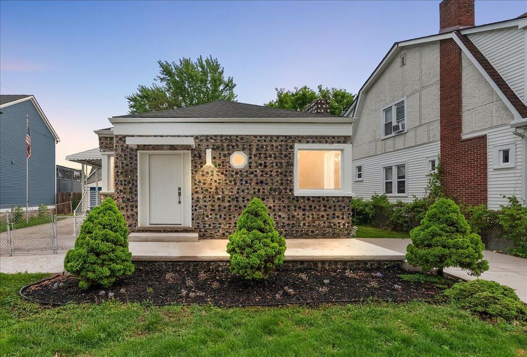 39 W Elza Avenue, Hazel Park, MI 48030
