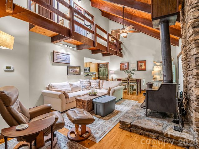 2760 Ugugu Drive, Brevard, NC 28712