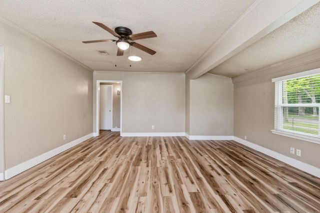 1109 E Walker Street, League City, TX 77573