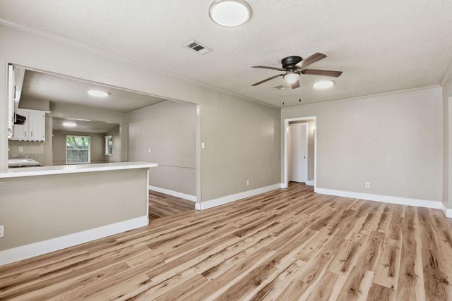 1109 E Walker Street, League City, TX 77573