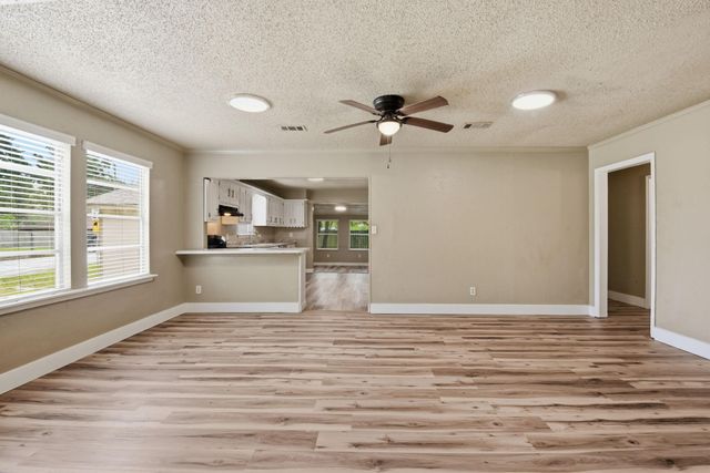 1109 E Walker Street, League City, TX 77573