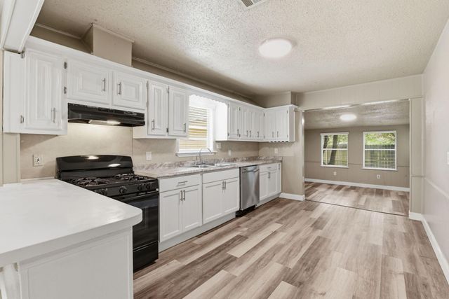 1109 E Walker Street, League City, TX 77573