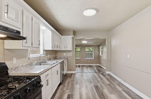 1109 E Walker Street, League City, TX 77573