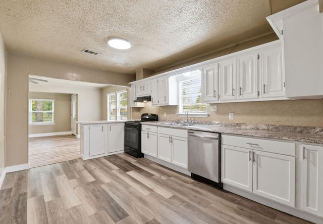 1109 E Walker Street, League City, TX 77573