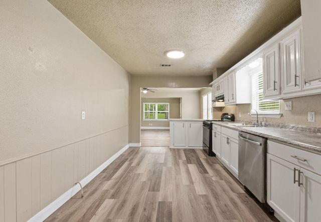 1109 E Walker Street, League City, TX 77573