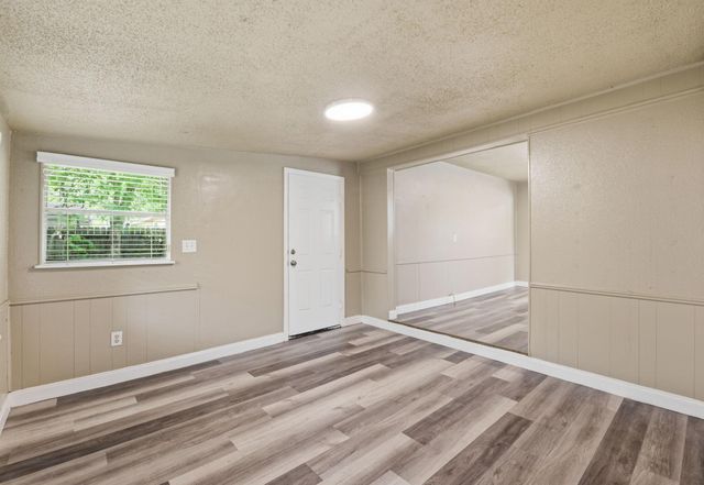 1109 E Walker Street, League City, TX 77573