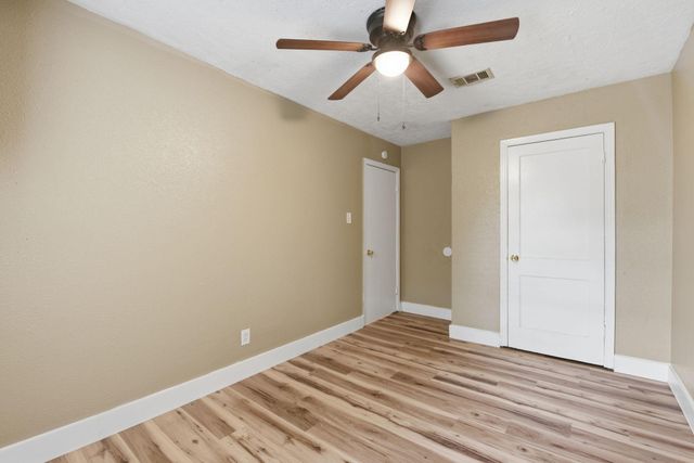 1109 E Walker Street, League City, TX 77573