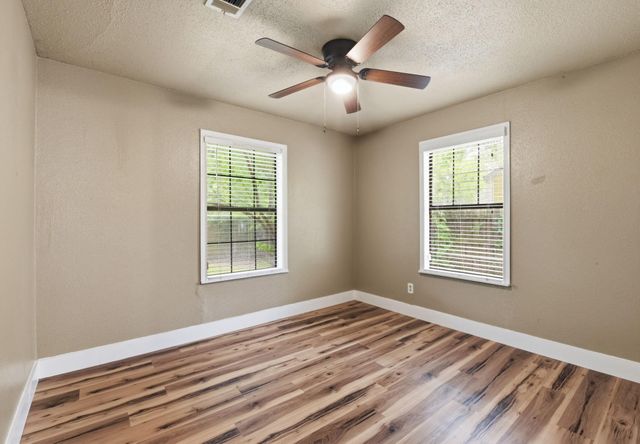 1109 E Walker Street, League City, TX 77573