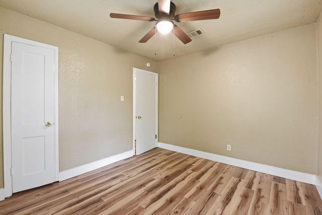 1109 E Walker Street, League City, TX 77573