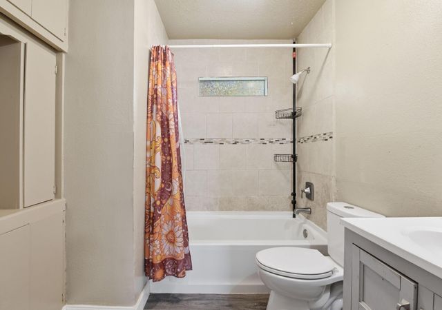 1109 E Walker Street, League City, TX 77573