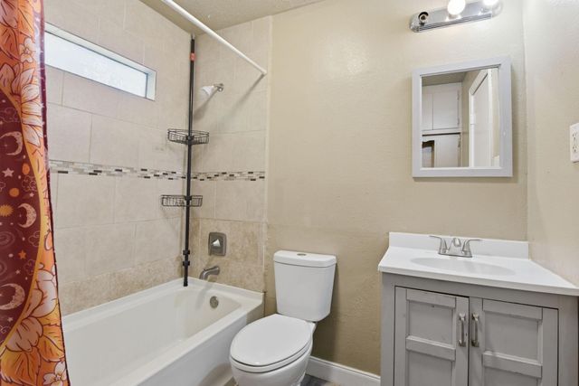 1109 E Walker Street, League City, TX 77573