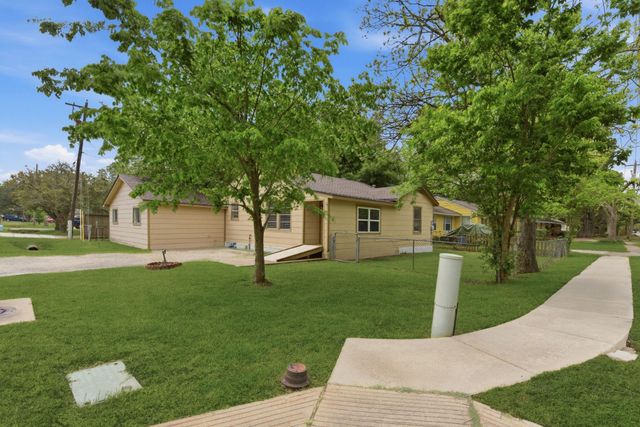 1109 E Walker Street, League City, TX 77573