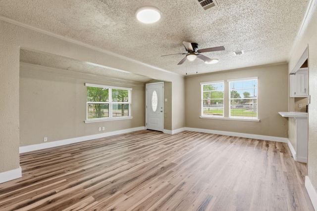 1109 E Walker Street, League City, TX 77573