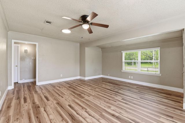 1109 E Walker Street, League City, TX 77573