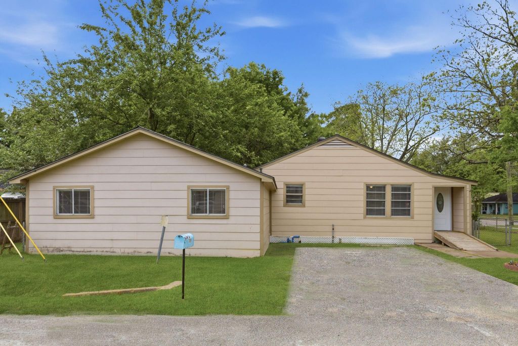 1109 E Walker Street, League City, TX 77573