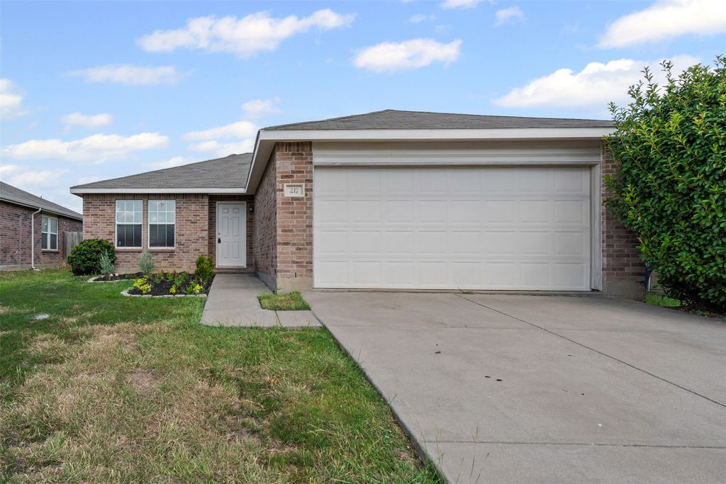 217 Silver Lake Trail, Fort Worth, TX 76140
