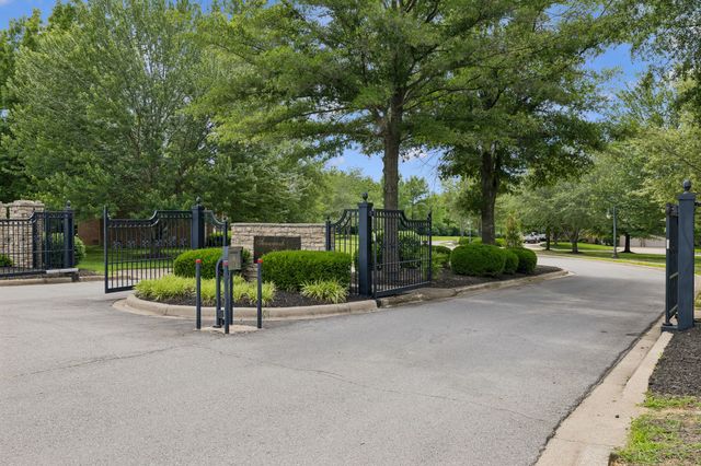114 Hunt Crest Ct, Clarksville, TN 37043