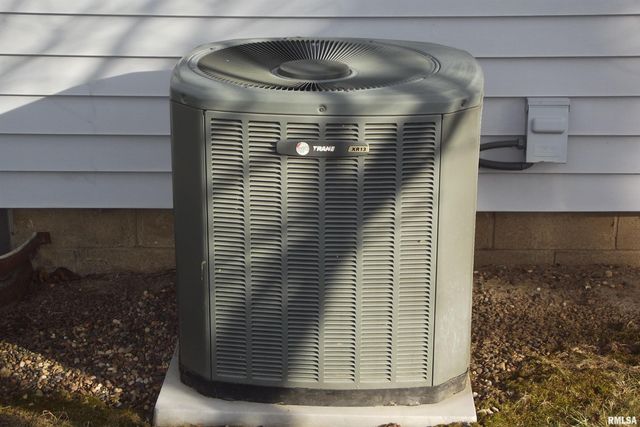 37 CRESTVIEW Drive, Chatham, IL 62629