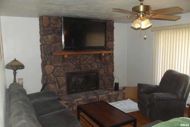 37 CRESTVIEW Drive, Chatham, IL 62629