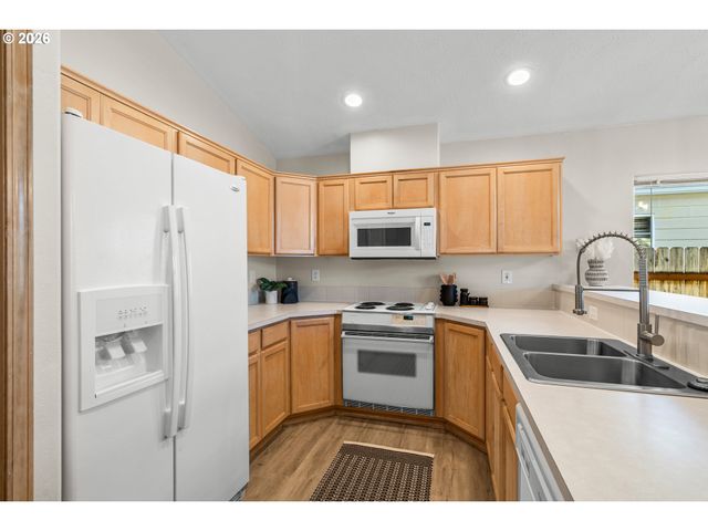 859 Sw 24th St, Troutdale, OR 97060