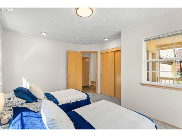 859 Sw 24th St, Troutdale, OR 97060