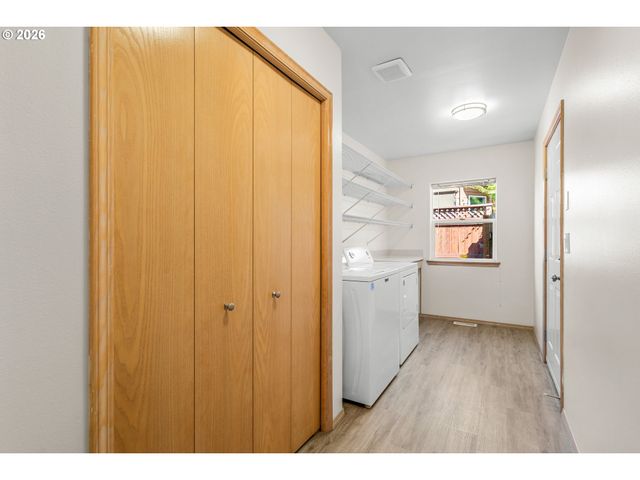 859 Sw 24th St, Troutdale, OR 97060