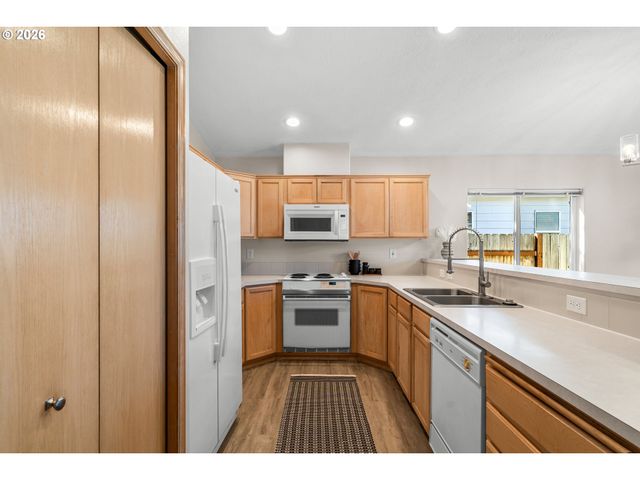859 Sw 24th St, Troutdale, OR 97060
