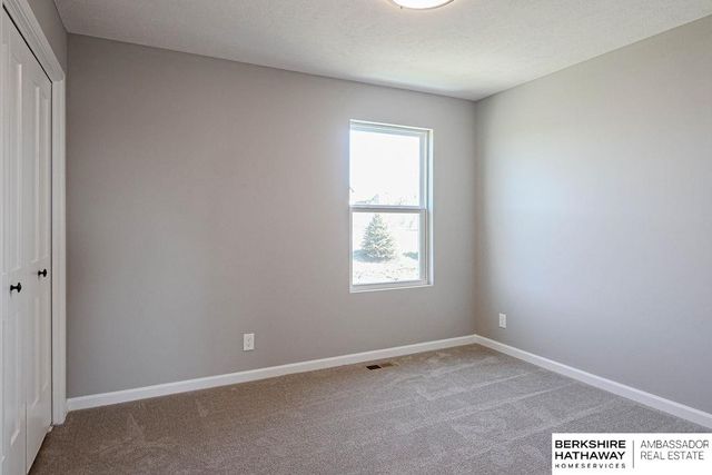 9507 S 180th Avenue, Omaha, NE 68136