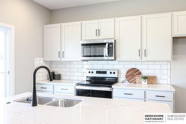 9507 S 180th Avenue, Omaha, NE 68136