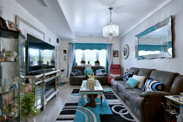 1814 N Sawyer Avenue, Chicago, IL 60647