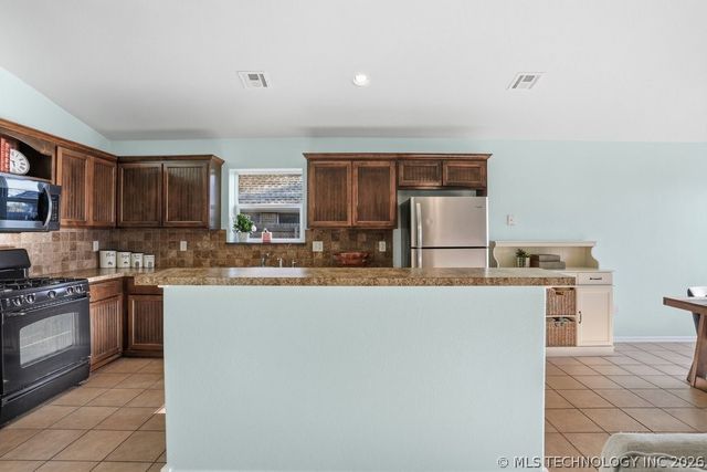 9009 N 157th East Avenue, Owasso, OK 74055