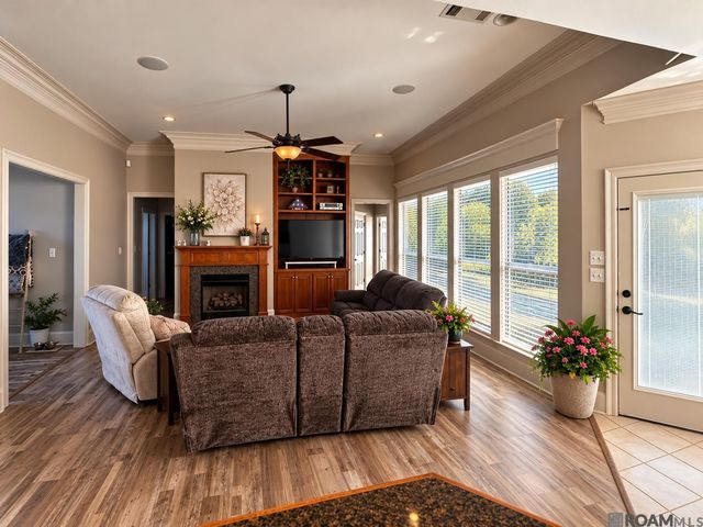 10357 Crooked Creek Ln, Denham Springs, LA 70726