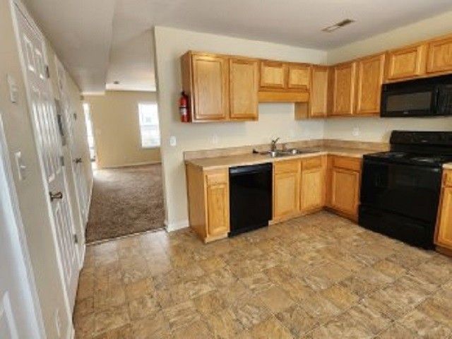 248 Executive Ave Apt 2C, Clarksville, TN 37042