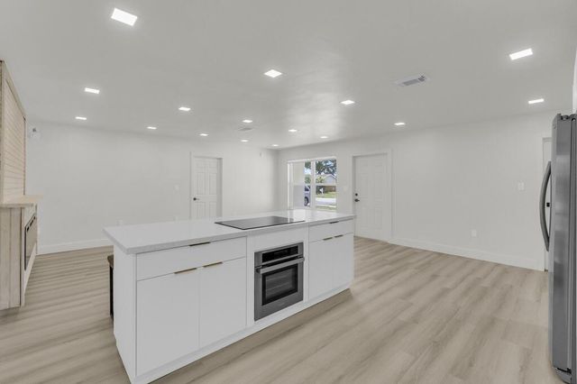 8431 NW 27th Place, Sunrise, FL 33322