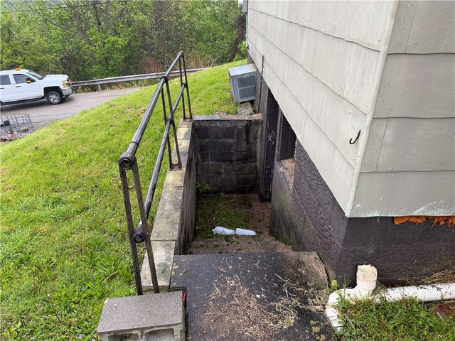 907 Woodlawn Ave, W Brownsville, PA 15417