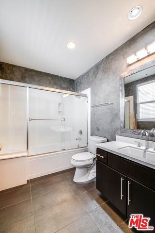 10878 Bloomfield Street 406, Toluca Lake, CA 91602