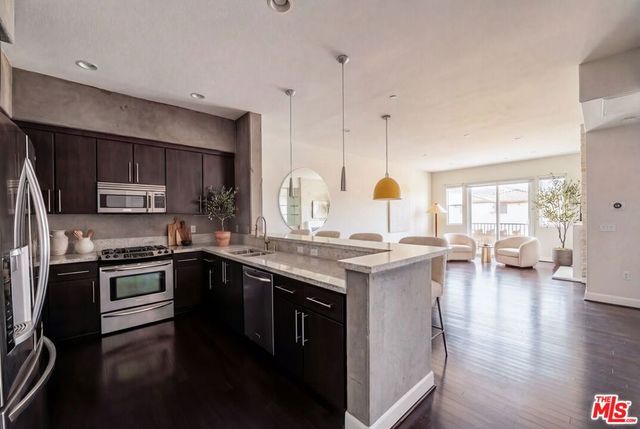 10878 Bloomfield Street 406, Toluca Lake, CA 91602