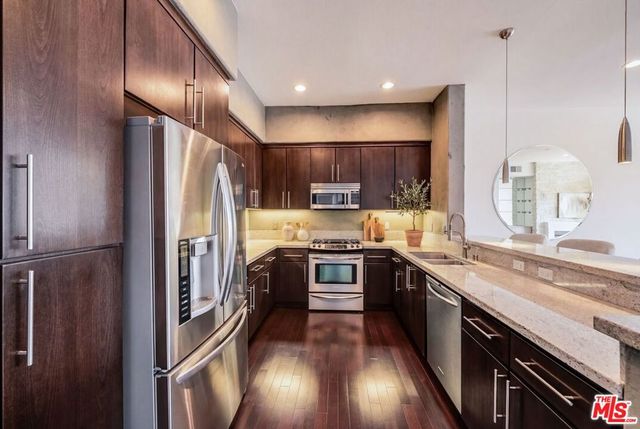 10878 Bloomfield Street 406, Toluca Lake, CA 91602