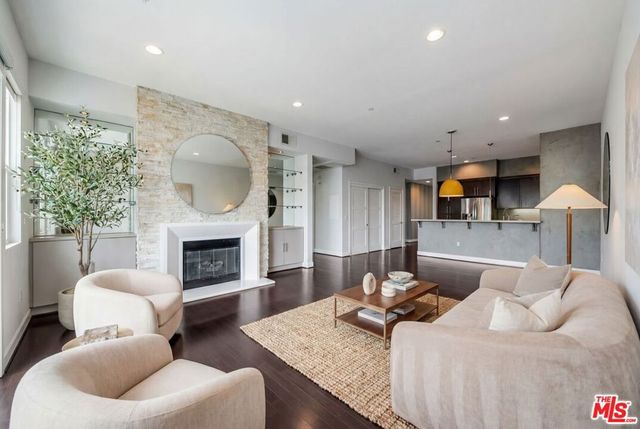 10878 Bloomfield Street 406, Toluca Lake, CA 91602