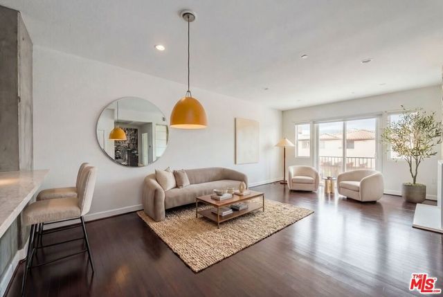 10878 Bloomfield Street 406, Toluca Lake, CA 91602