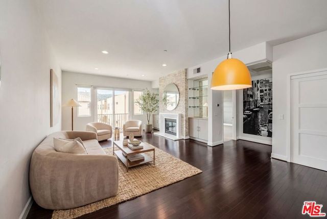 10878 Bloomfield Street 406, Toluca Lake, CA 91602