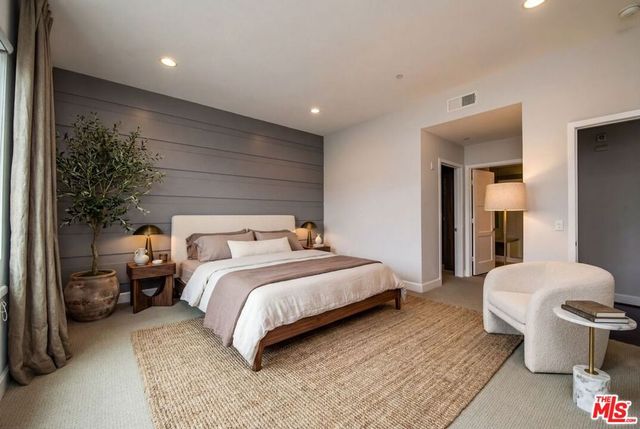 10878 Bloomfield Street 406, Toluca Lake, CA 91602