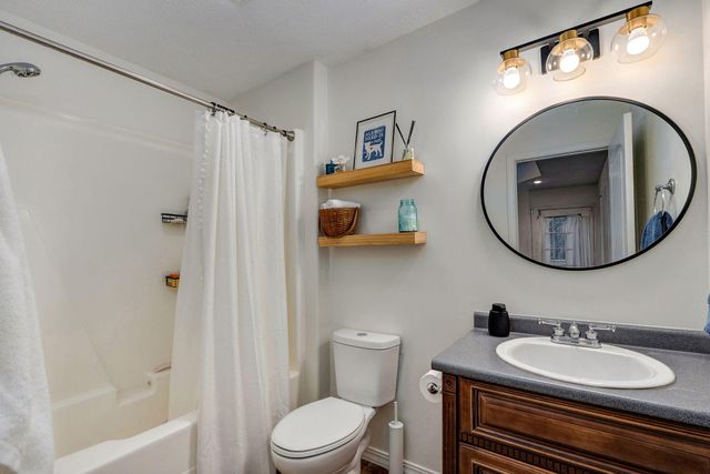 1039 E Caravan Street, Springfield, MO 65803