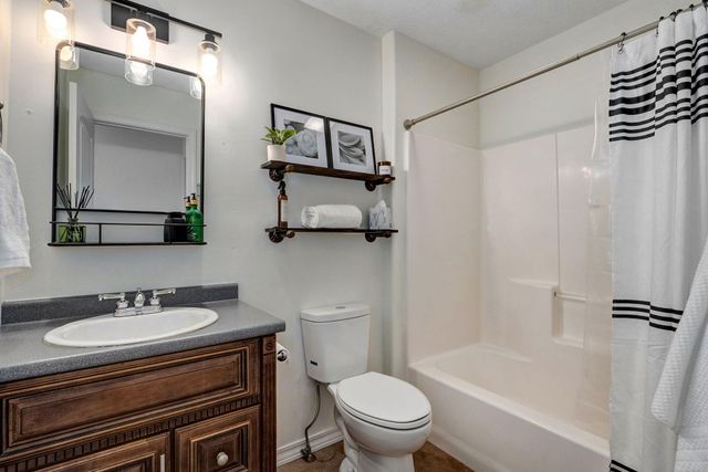 1039 E Caravan Street, Springfield, MO 65803