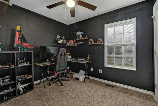 1039 E Caravan Street, Springfield, MO 65803