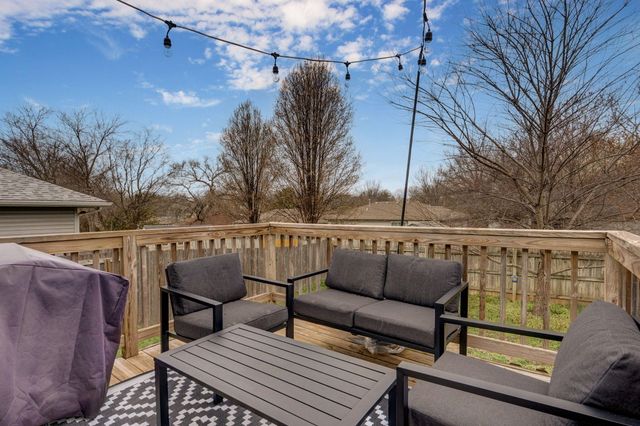 1039 E Caravan Street, Springfield, MO 65803