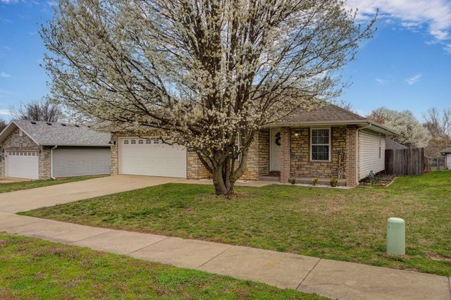 1039 E Caravan Street, Springfield, MO 65803